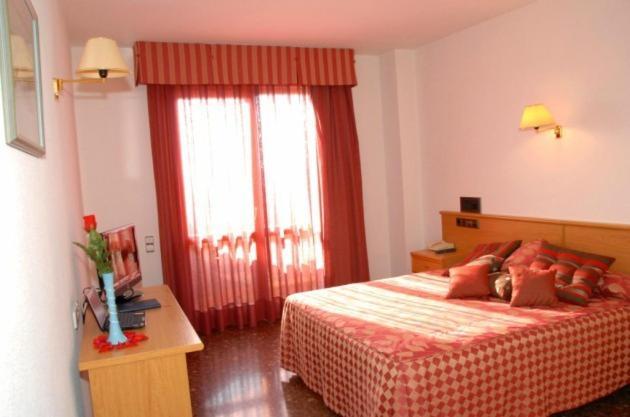 La Imperial Hotel Luceni Room photo